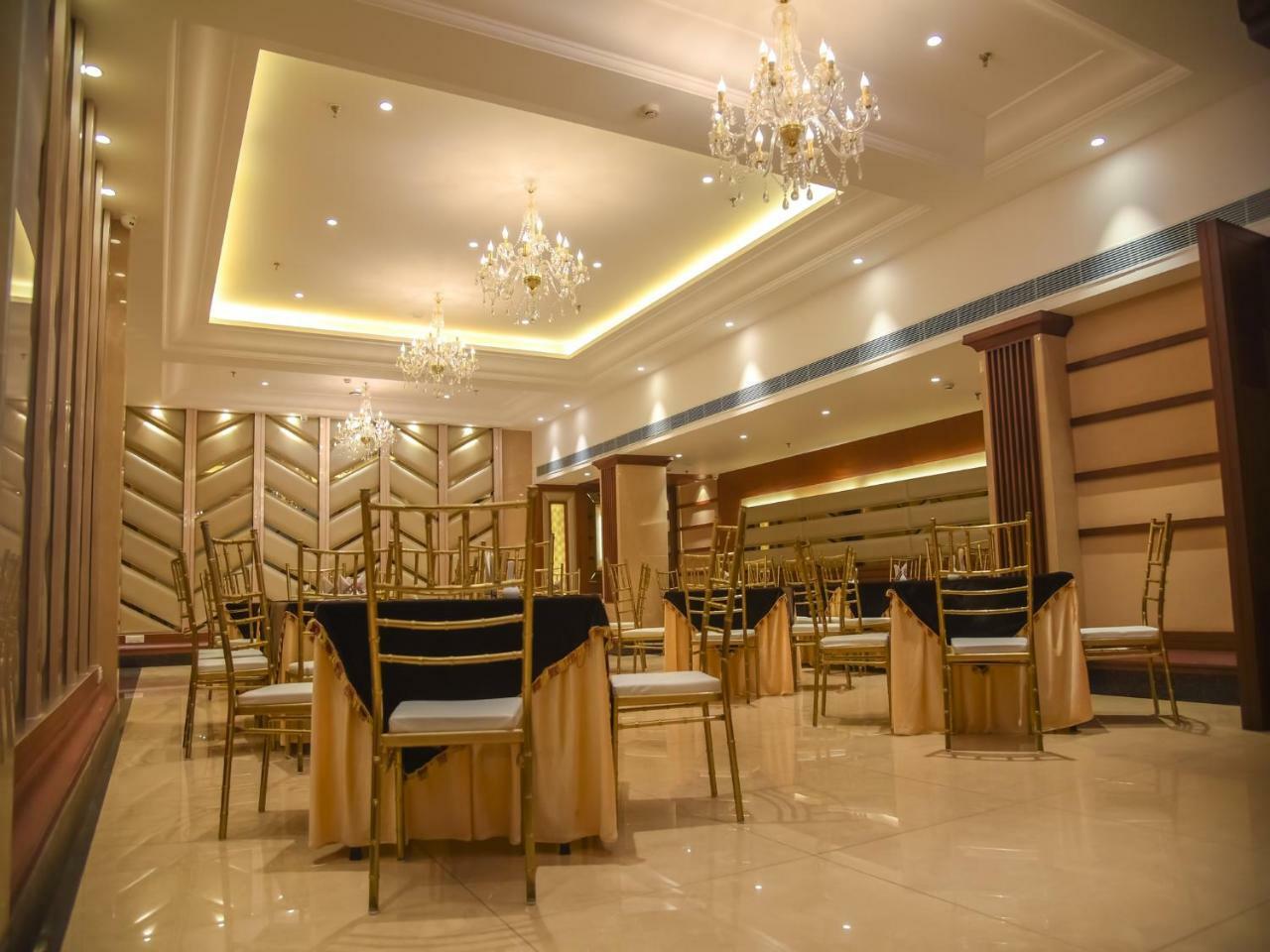 Bharawan Clarks Inn Express Amritsar Exterior foto